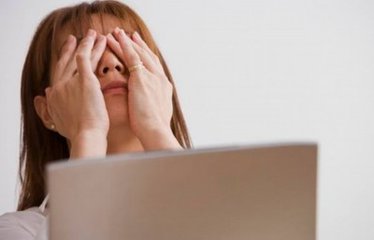 電腦顯示器你會(huì)擺放嗎？你的同事是否在用它輻射你？