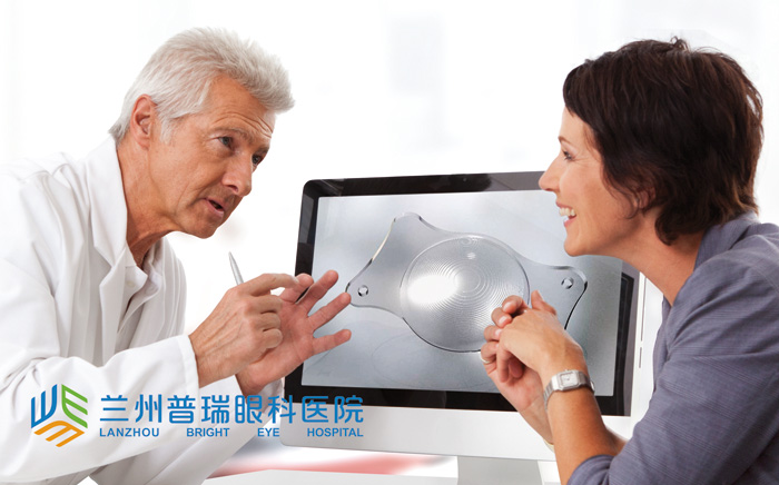 三焦點晶體：看報、打球、看風景視力都很清晰